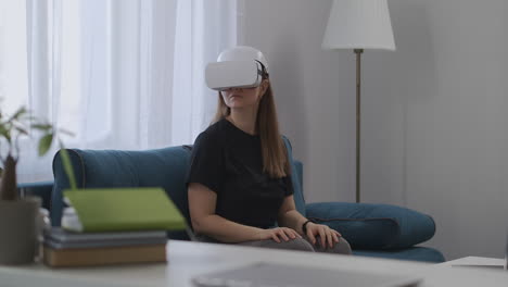 Technologie-Der-Virtuellen-Realität-Heute-Frau-Mit-HMD-Display-Auf-Dem-Kopf-In-Der-Wohnung-Schaut-Sich-Um-Neues-VR-Headset-Für-Benutzer